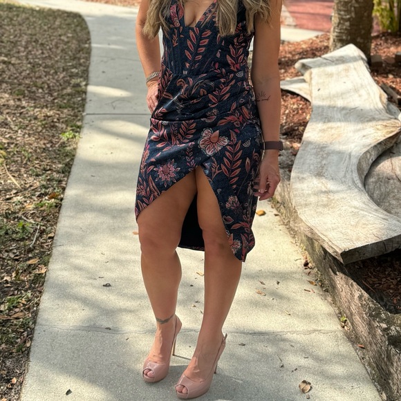 Sexy low cut dress.  Perfect for any event. - Picture 5 of 6